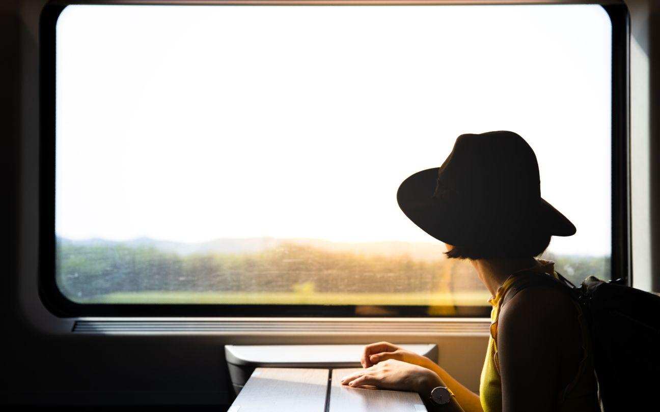Pasajero mirando por la ventana